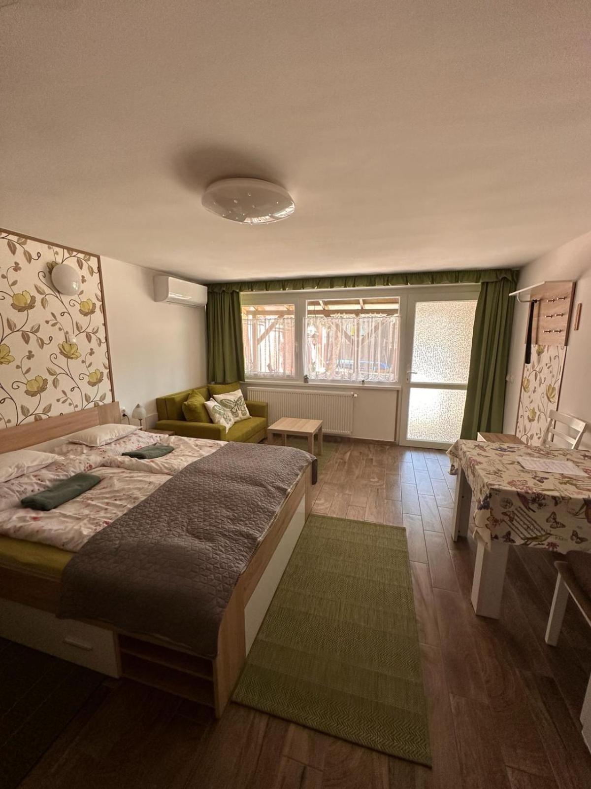 Berc Apartman エゲルサローク エクステリア 写真