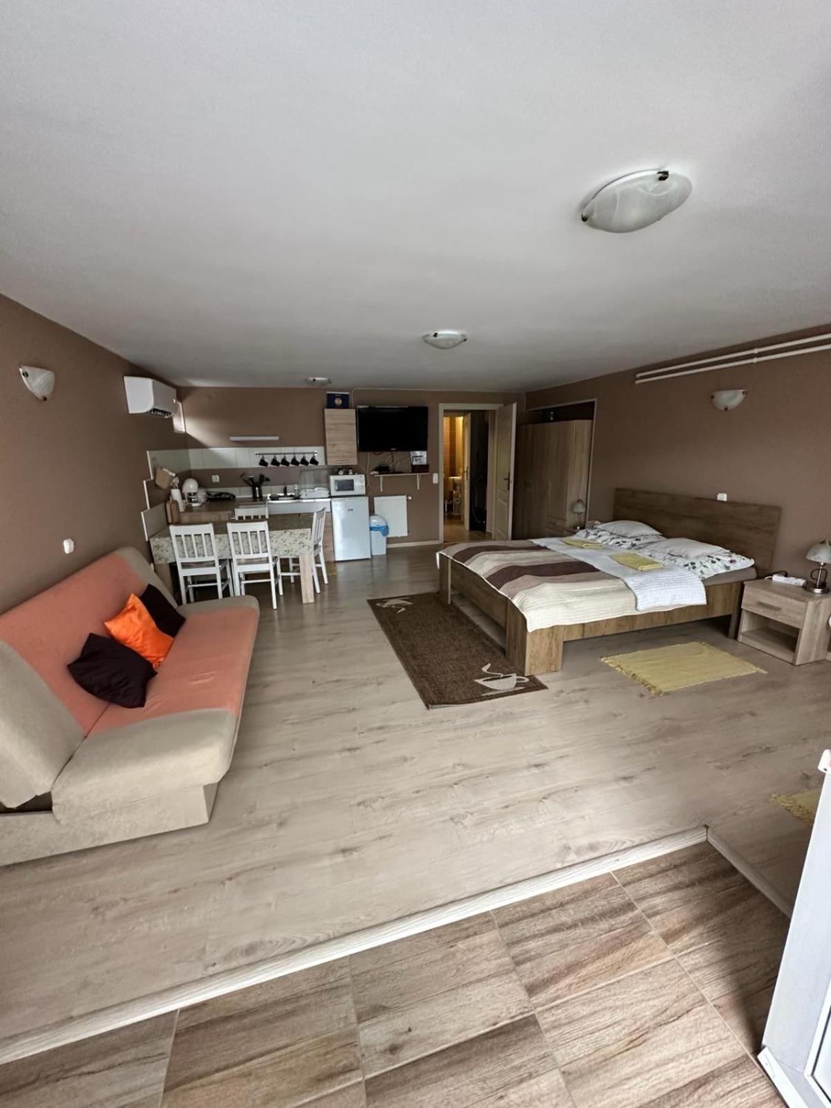 Berc Apartman エゲルサローク エクステリア 写真