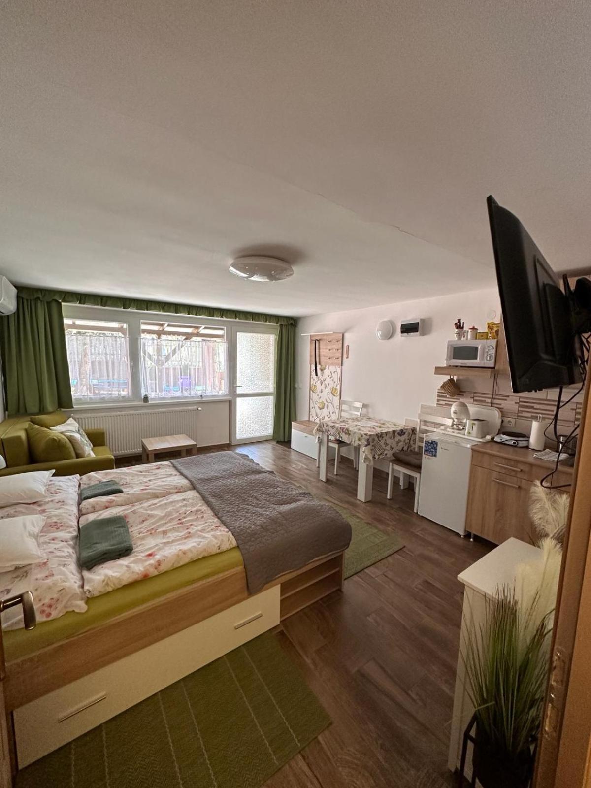 Berc Apartman エゲルサローク 部屋 写真
