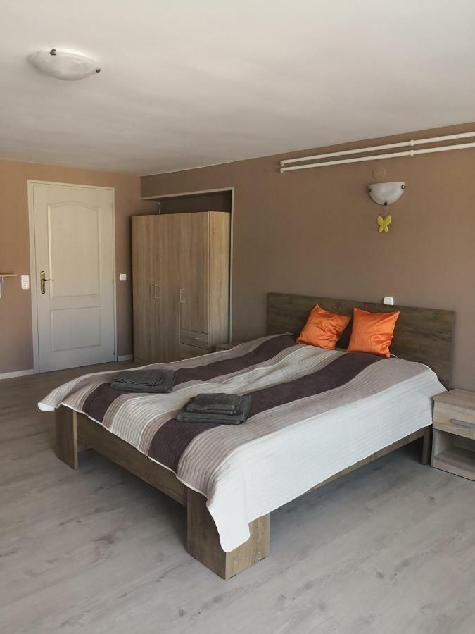 Berc Apartman エゲルサローク エクステリア 写真